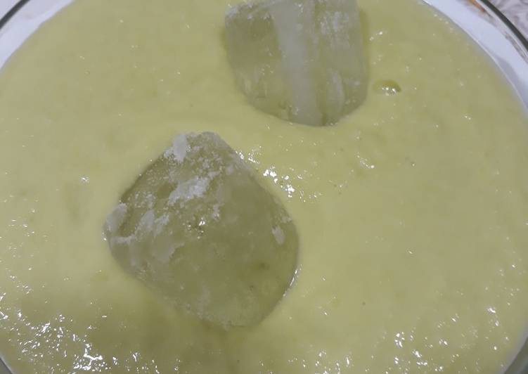 Sopa fría de melón aguacate yogur de piña y pepino con jengibre