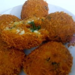 A picture of Cheese & paneer stuffed aloo cutlets.