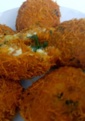 A picture of Cheese & paneer stuffed aloo cutlets.