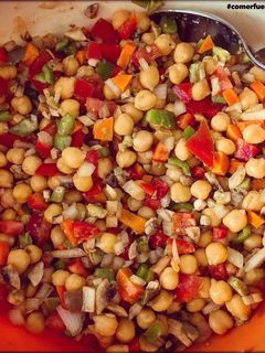 Una foto de Ensalada de garbanzos