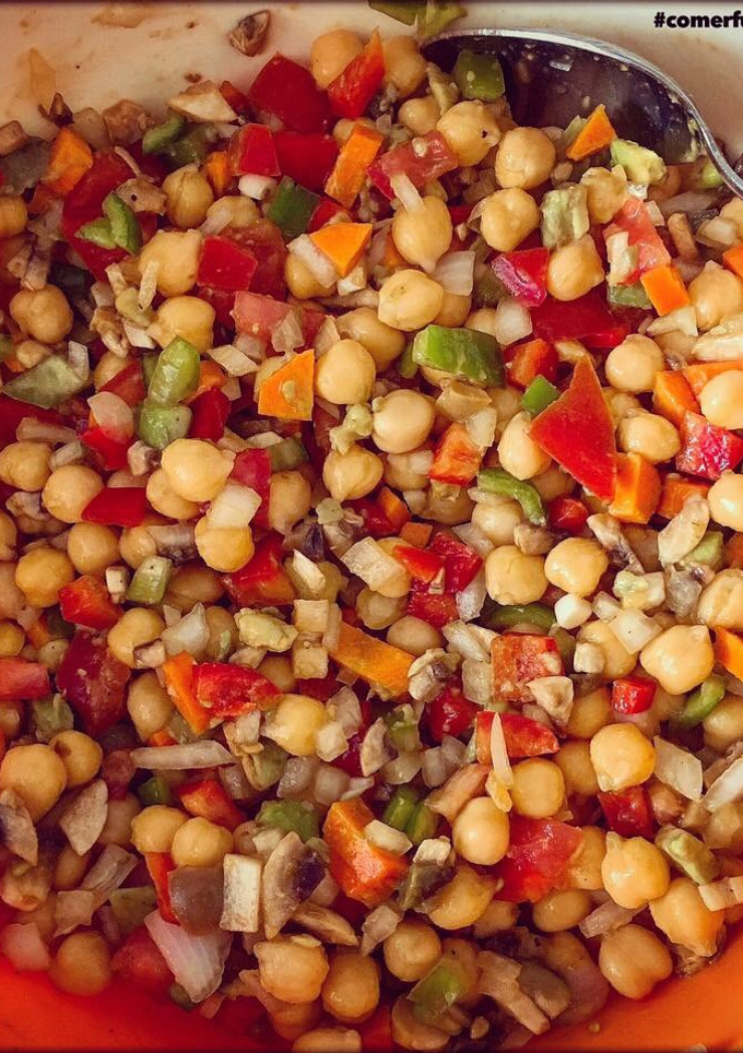 Una foto de Ensalada de garbanzos