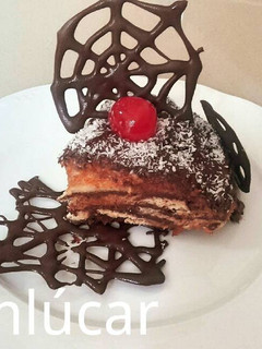 Una foto de Tarta de calabaza o zanahoria con telarañas de chocolate