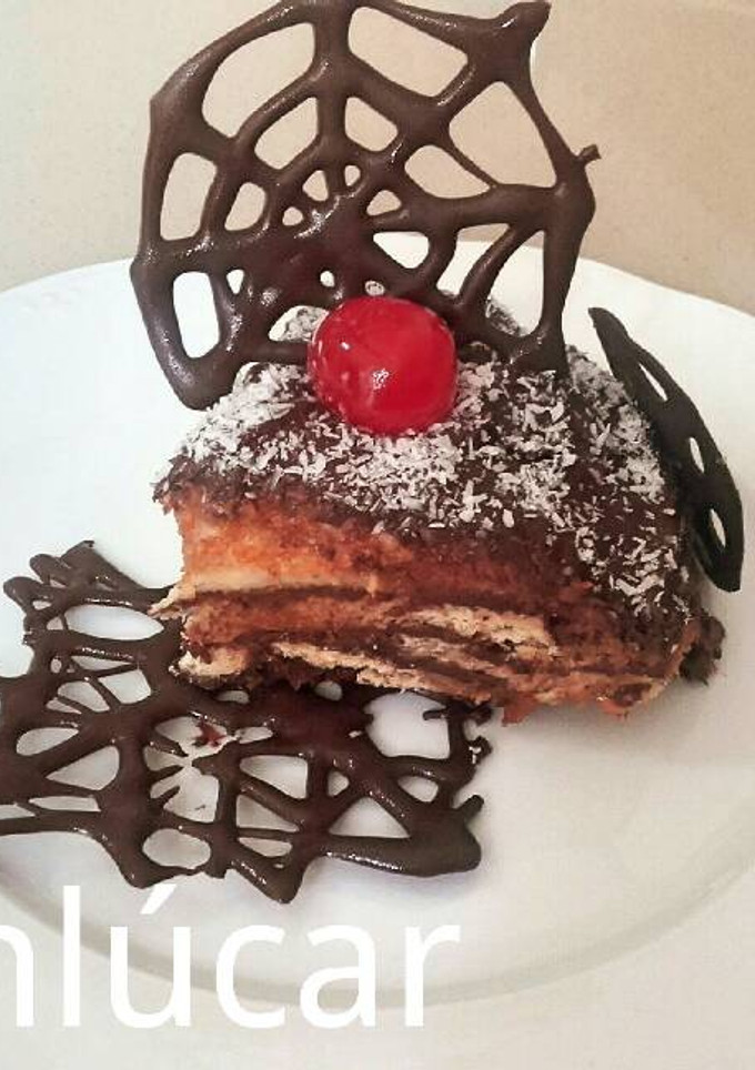 Una foto de Tarta de calabaza o zanahoria con telarañas de chocolate