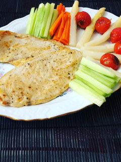 Una foto de Pechuga de pollo a la plancha con guarnición de cherry, pepino, zanahoria y espárrago blanco