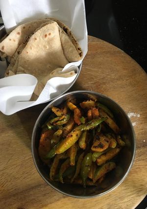 ટીંડોળા બટાકાનું શાક (Tindora Bataka Shak Recipe In Gujarati) રેસીપી મુખ્ય ફોટો