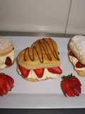 Corazón de hojaldre relleno de nata y fresas