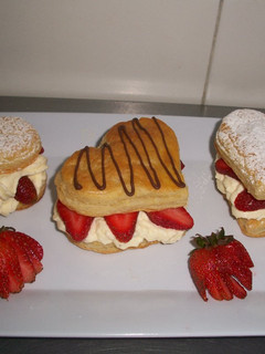 Una foto de Corazón de hojaldre relleno de nata y fresas