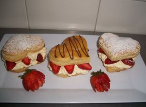 Una foto de Corazón de hojaldre relleno de nata y fresas