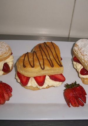 Una foto de Corazón de hojaldre relleno de nata y fresas