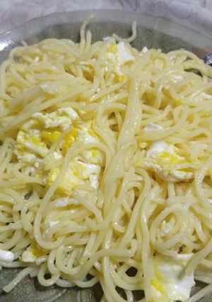 Una foto de Fideos con huevos revueltos