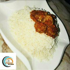A picture of White rice wt meatball stew.