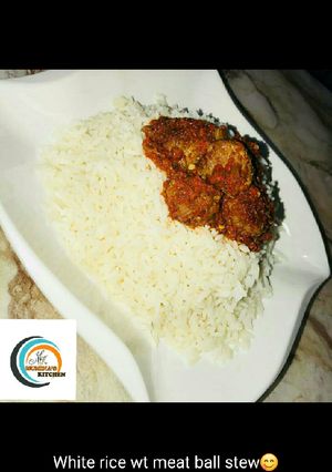 A picture of White rice wt meatball stew.