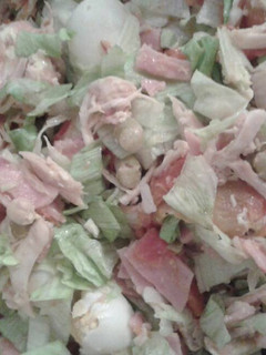 Una foto de Ensalada fría con huevos de codorniz