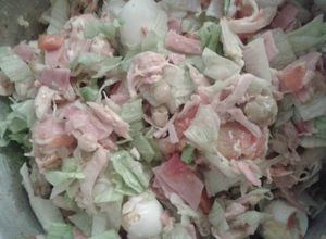 Una foto de Ensalada fría con huevos de codorniz
