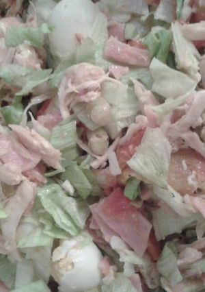 Una foto de Ensalada fría con huevos de codorniz