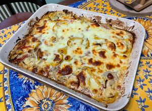Une photo de Gratin de courgettes jaunes et poivrons bicolores au jambon, mozzarella et crème de parmesan