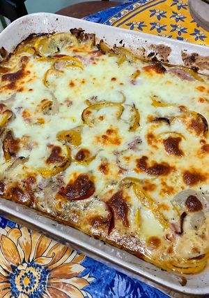 Une photo de Gratin de courgettes jaunes et poivrons bicolores au jambon, mozzarella et crème de parmesan