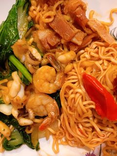 รูปของ ผัดบะหมี่ซีอิ้วทะเลเบคอนพริกแห้ง🍜🦐🦑🥓🥬🌶style by barbie👩🏼‍🍳