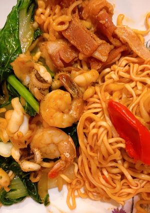 รูปของ ผัดบะหมี่ซีอิ้วทะเลเบคอนพริกแห้ง🍜🦐🦑🥓🥬🌶style by barbie👩🏼‍🍳