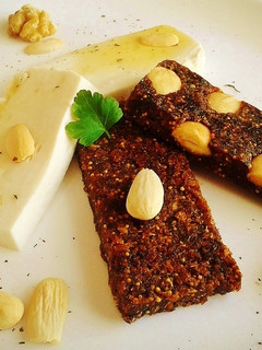 Una foto de Queso de cabra de formentera con miel y pan de higos
