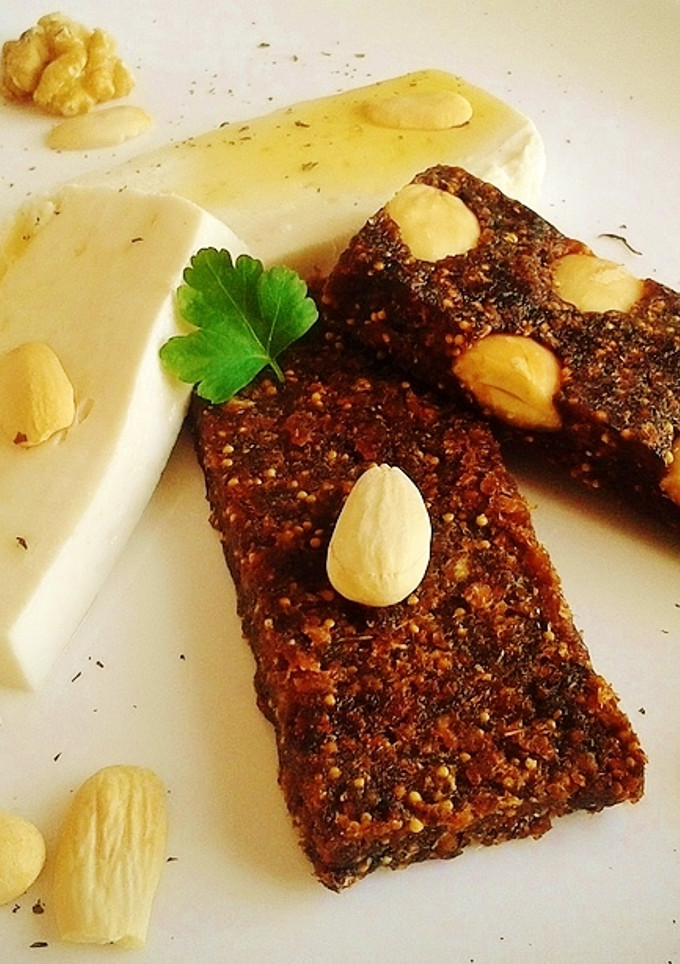Una foto de Queso de cabra de formentera con miel y pan de higos