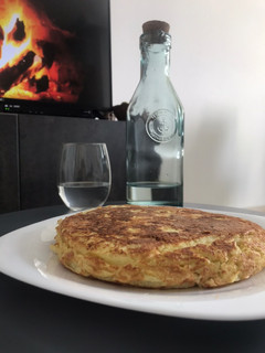 Una foto de Tortilla de patatas sin aceite con espuma de clara de huevo