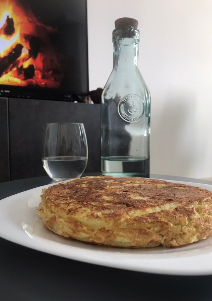 Una foto de Tortilla de patatas sin aceite con espuma de clara de huevo