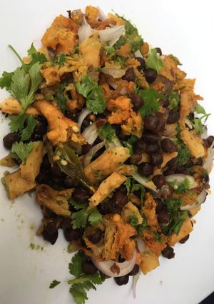 A picture of Kalay cholay ki chaat.