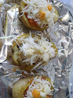 Una foto de Patatas rellenas de jijas y champiñones