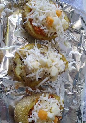 Una foto de Patatas rellenas de jijas y champiñones