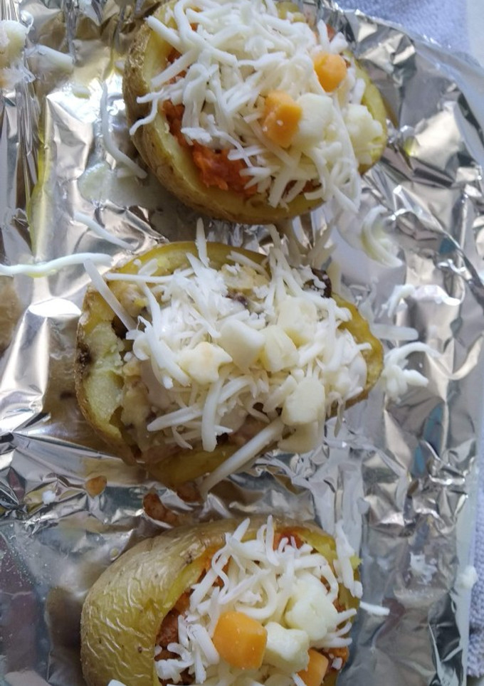 Una foto de Patatas rellenas de jijas y champiñones