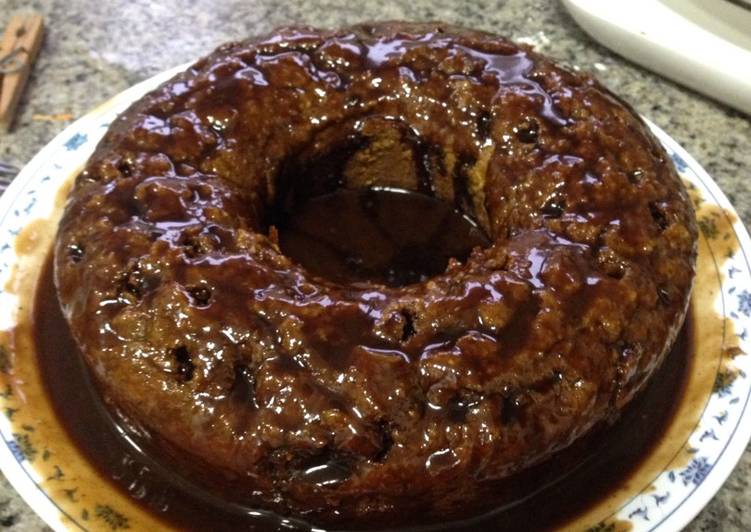 Bolo vegano de cenoura com calda de chocolate