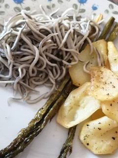 Una foto de Espárragos trigueros con patatas al horno y gulas 🥔