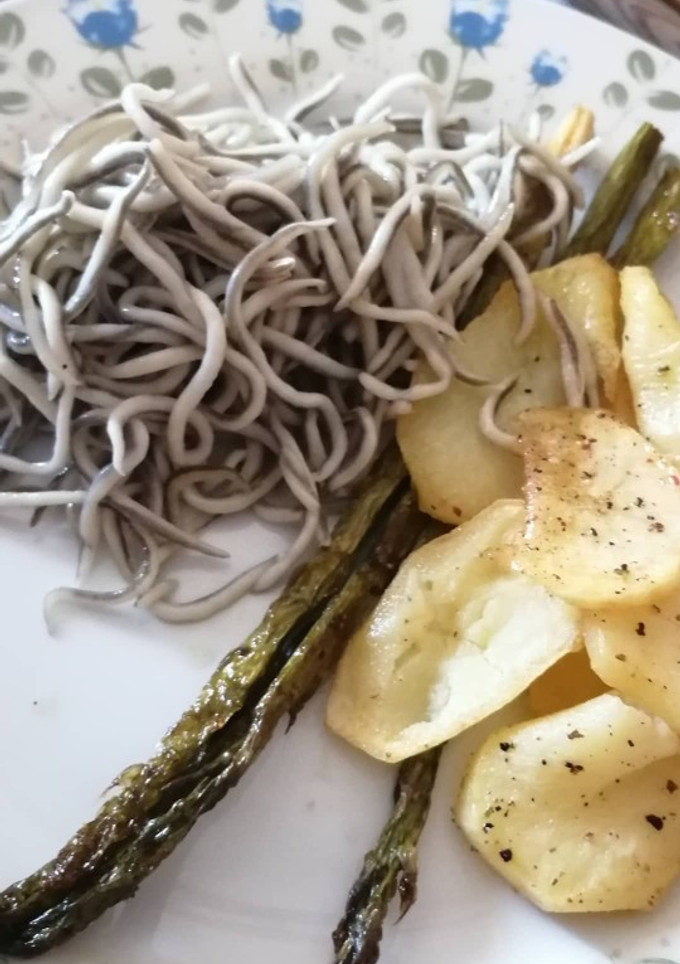 Una foto de Espárragos trigueros con patatas al horno y gulas 🥔