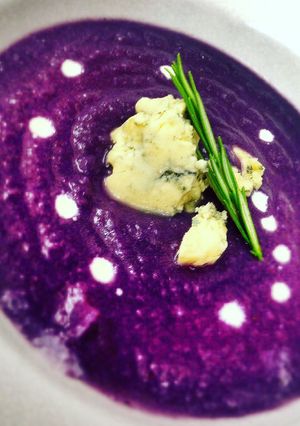Foto di Zuppa di cavolo viola con gorgonzola e rosmarino