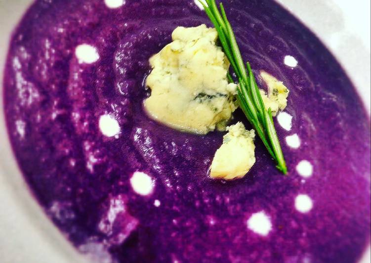 Zuppa di cavolo viola con gorgonzola e rosmarino