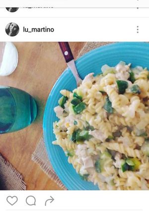 Una foto de Pasta con salteado de verduras y cubos de pollo