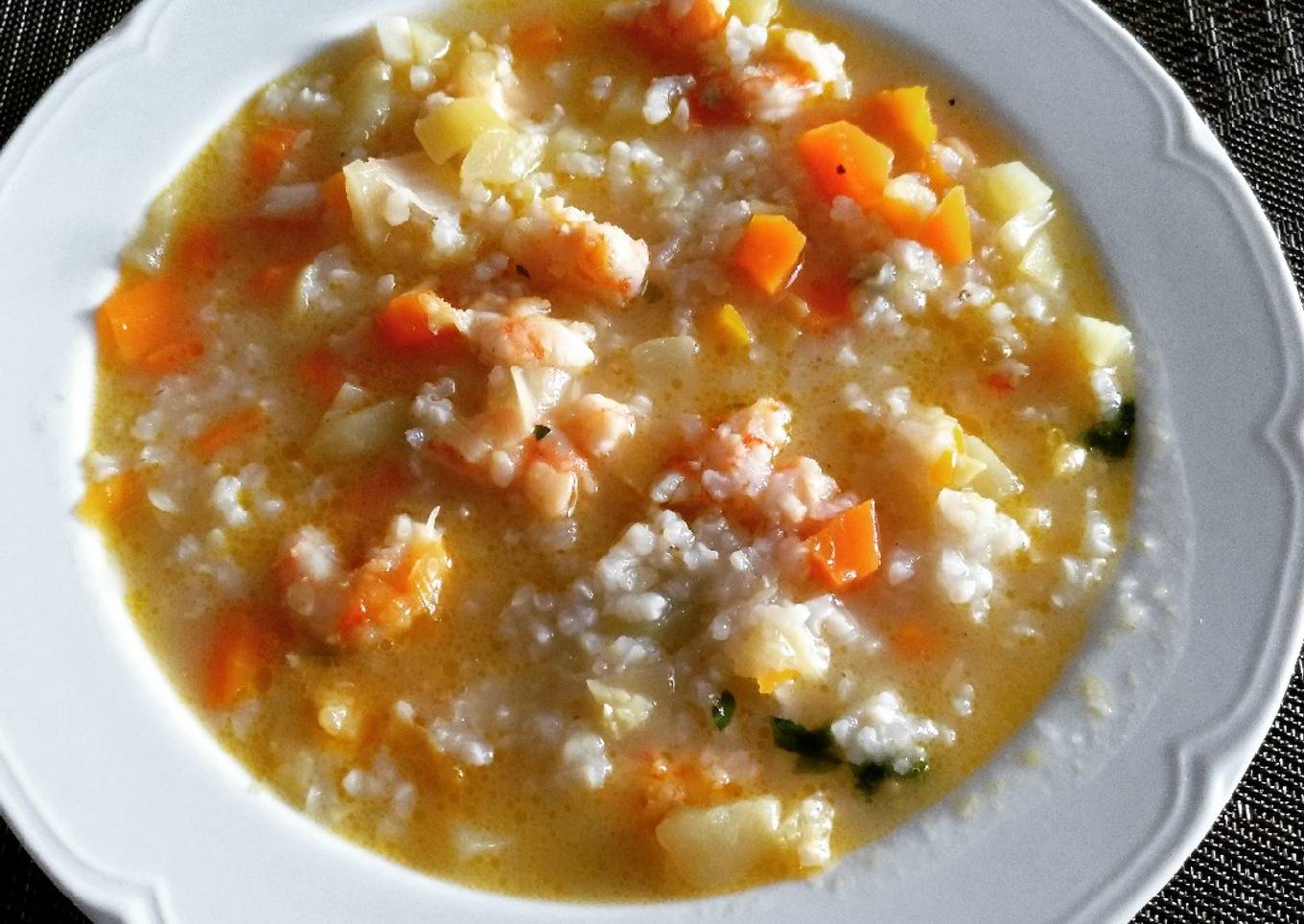 Sopa de arroz con verduras y gambas