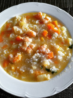 Una foto de Sopa de arroz con verduras y gambas