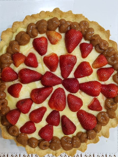 Una foto de Tarta de frutilla con crema pastelera 🍓