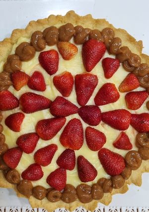Una foto de Tarta de frutilla con crema pastelera 🍓
