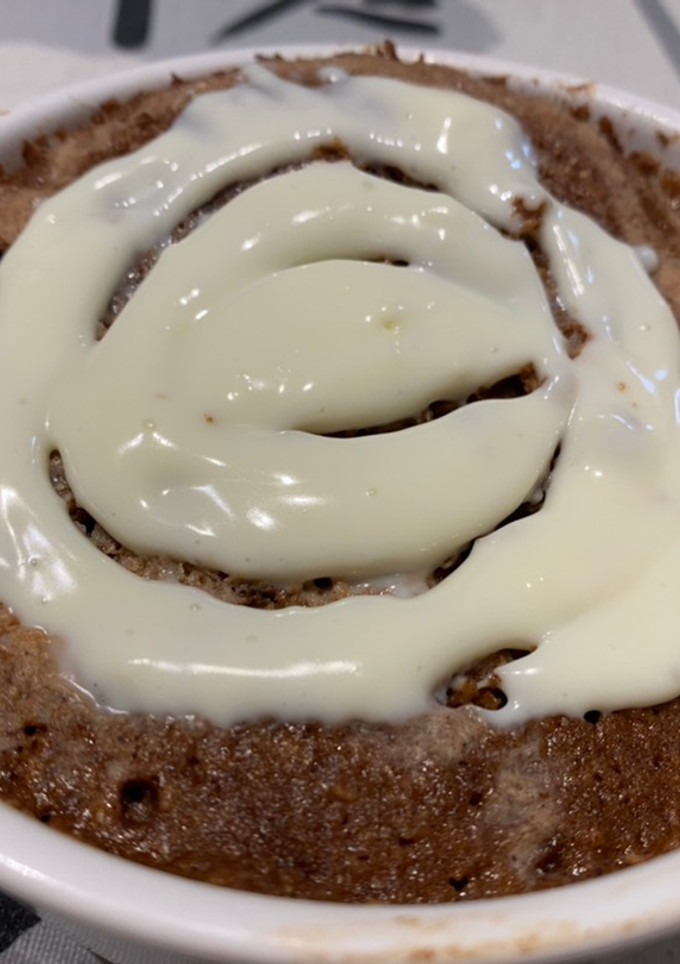 Una foto de Mug cake cinnamon roll Fit