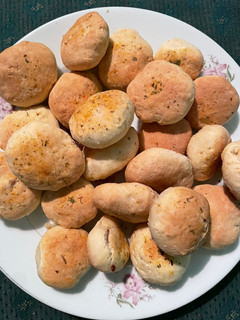 Una foto de Escones de queso rellenos con jamón