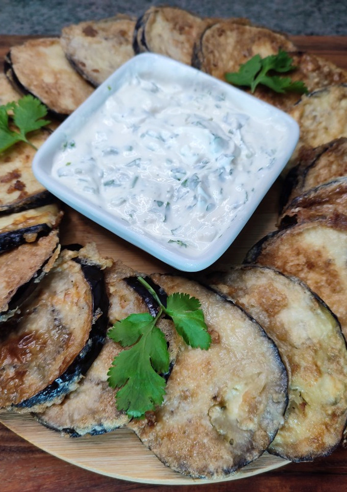 Una foto de Berenjenas fritas con salsa de yogur natural