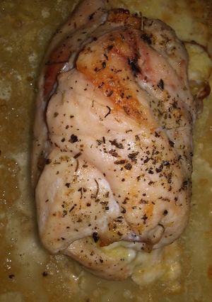 Una foto de Pollo a las finas hierbas relleno de tomate, jamón y queso