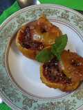 Manzanas horneadas con crocante de almendras al oporto