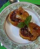 Manzanas horneadas con crocante de almendras al oporto