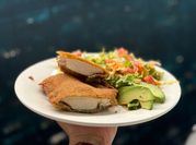 Una foto de milanesa de suprema de pollo