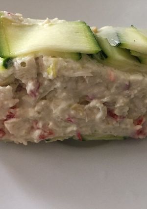Zdjęcie przepisu Rolada z serowo-rzodkiewkowa zawijana w cukinię.