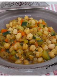 Una foto de Tajine de verduras y garbanzos